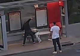 Seis jóvenes propinan una paliza a un chico en plena calle en Valencia y un vídeo muestra la brutal agresión