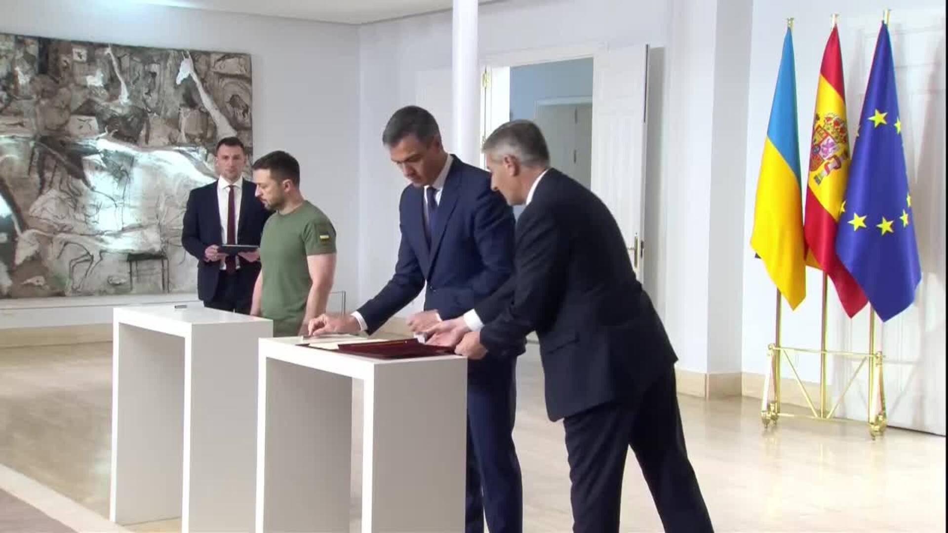 Sánchez y Zelenski firman un acuerdo en materia de seguridad