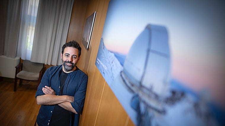 El científico, en su despacho del Instituto Andaluz de Astrofísica, con sede en Granada