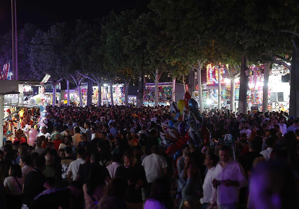 Lleno absoluto en la calle del infierno en el primer viernes de Feria en Córdoba