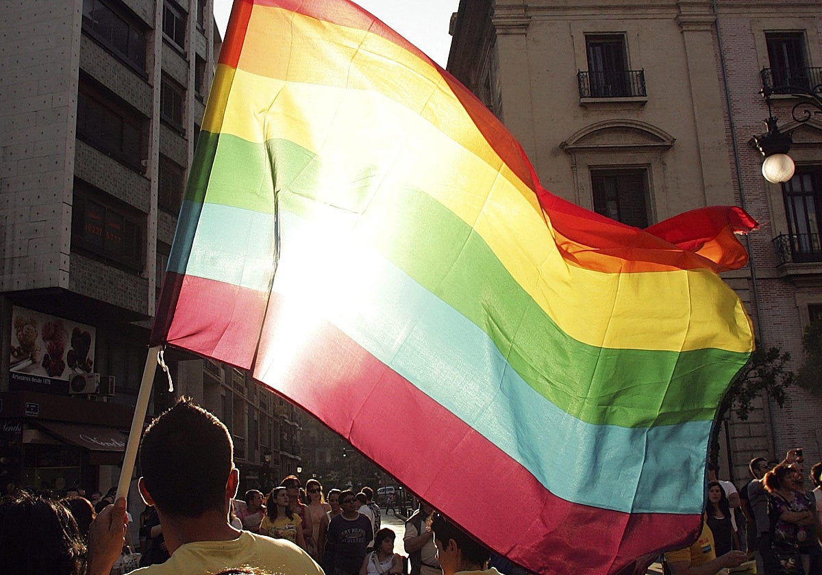 Imagen de archivo de una bandera del colectivo LGTBIQ+
