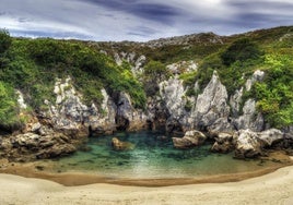 La playa más pequeña del mundo está en Asturias: entre acantilados y declarada 'Monumento Natural'