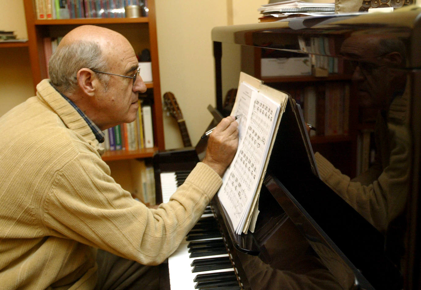 Miguel Manzano anota una partitura