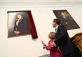 Milagros Tolón ya tiene su retrato en el salón de plenos del Ayuntamiento