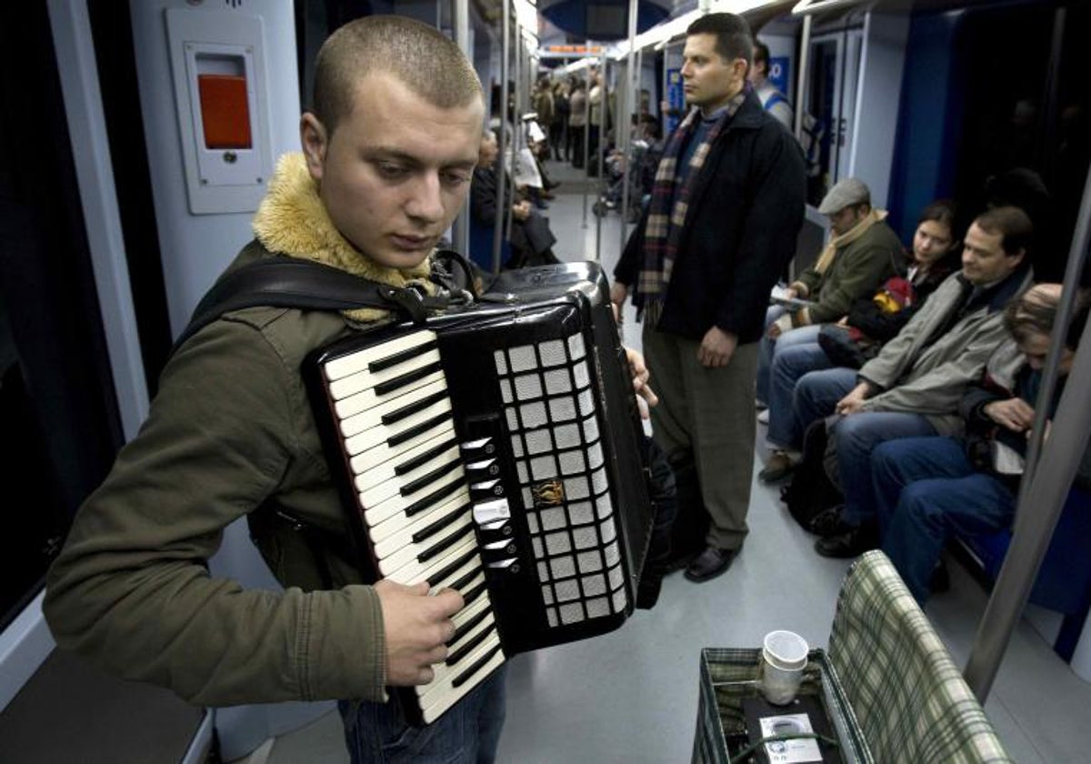 Un acordeonista en un vagón del metro de Madrid