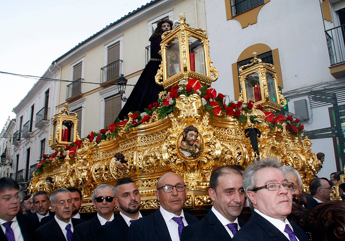 Los costaleros portan la imagen del Nazareno de Priego