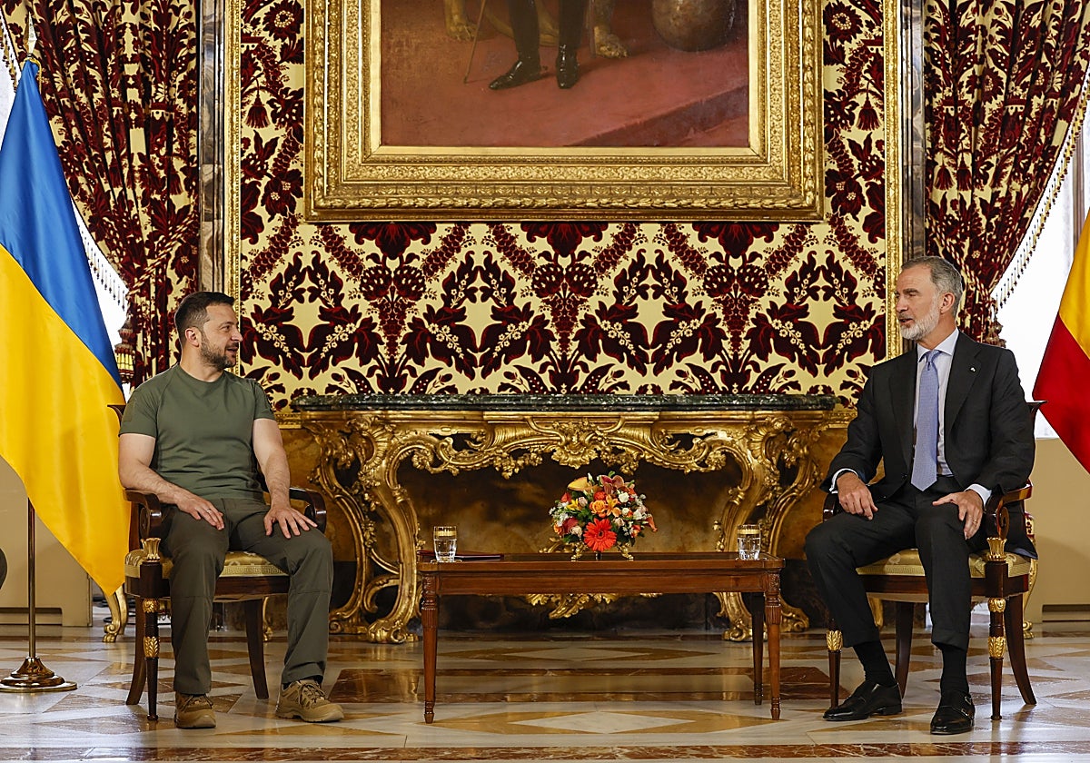Volodímir Zelenski y Felipe VI, durante su encuentro privado en el Palacio Real