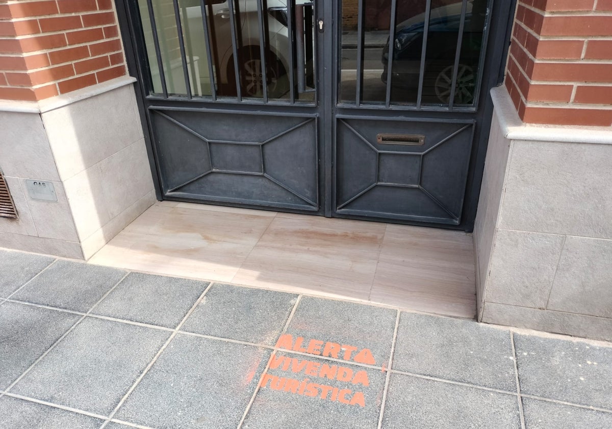 Imagen de un edificio residencial de Valencia con viviendas turísticas en su interior