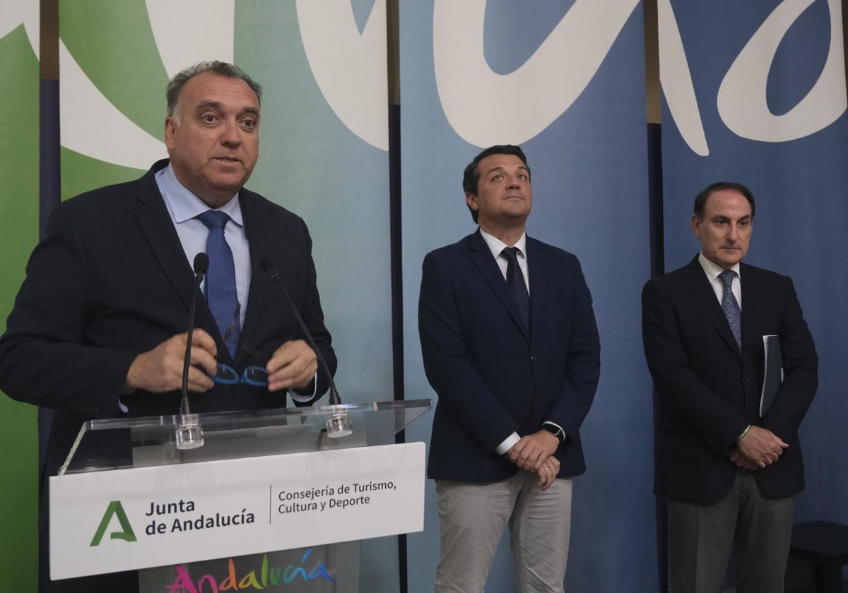 El consejero Arturo Bernal con José María Bellido y Javier González de Lara