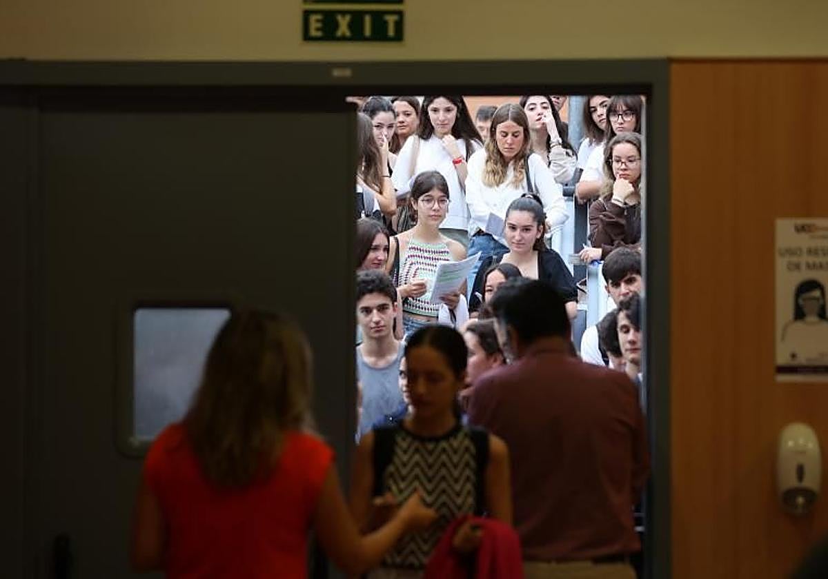 Estudiantes antes de las pruebas de Selectividad en una imagen del año pasado