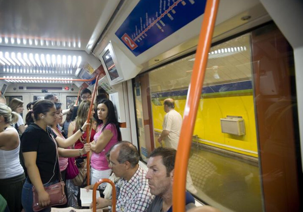 Un tren para en la estación de Pueblo Nuevo