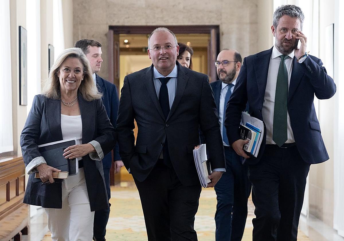 Miguel Tellado, en el centro, portavoz del PP en el Congreso