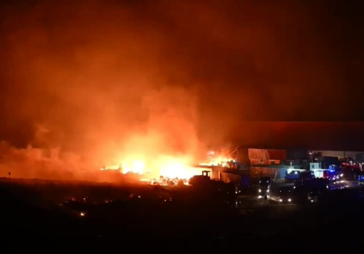 Incendio en el vertedero de Zonzamas, en Lanzarote