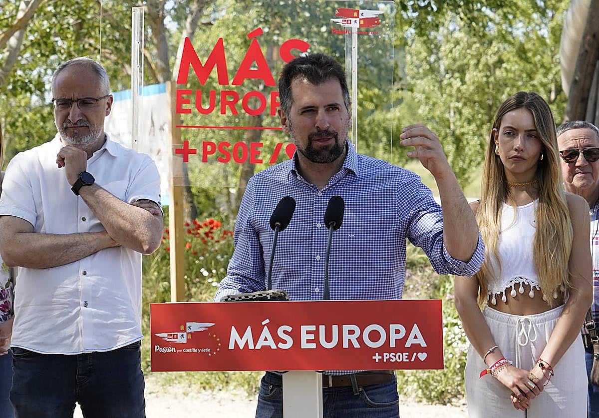 Tudanca, entre Olegario Ramón y Claudia Alba, en Ponferrada