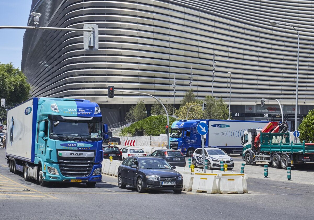 Camiones de montaje para el concierto de Taylor Swift en el Bernabéu