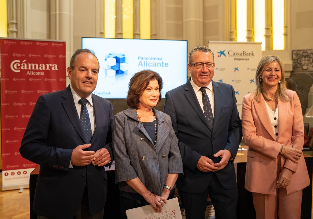 Los presidentes de Cámara Alicante y la Diputación, Carlos Baño y Toni Pérez, respectivamente, con Olga García (Caixabank), en la presentación del informe.