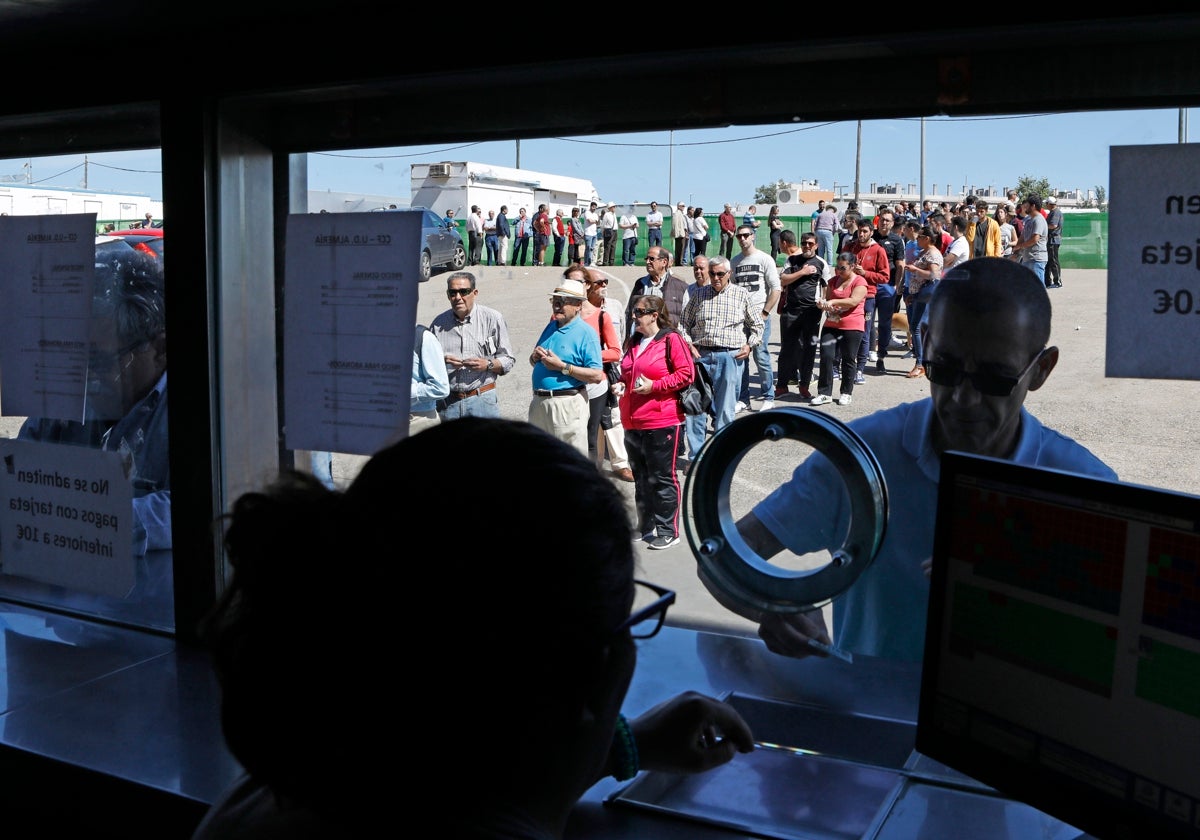 Aficionados del Córdoba CF compran sus entradas en las taquillas del estadio