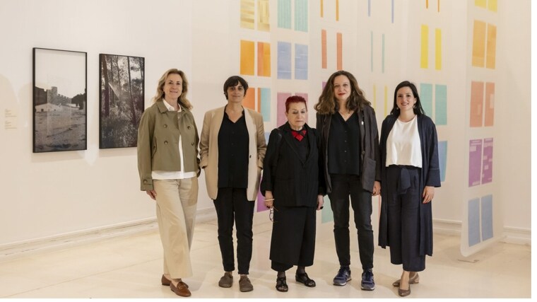 En la imagen la directora de proyectos y relaciones externas de Fundación Banco Sabadell, Victoria García Córdoba; la directora adjunta del IVAM, Sonia Martínez; la artista, Concha Jerez; la comisaria, Giulia Lamoni; y la gerente del IVAM, María Ayuso González-Montagut