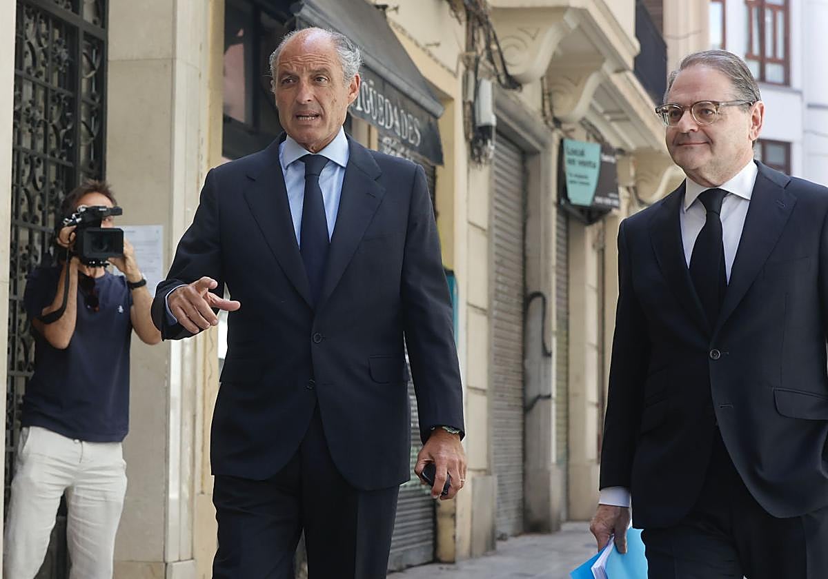 Imagen del expresidente de la Generalitat Valenciana Francisco Camps, este miércoles, junto a su abogado antes de la rueda de prensa