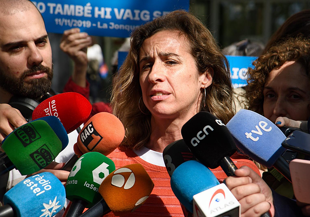 Laia Estrada, líder de la CUP en el Parlament, atendiendo a la prensa la semana pasada