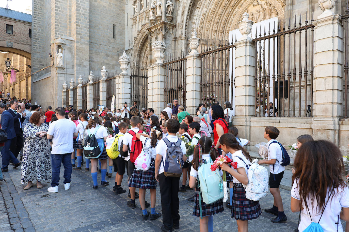 Un millar de niños participan en la ofrenda floral del Corpus de Toledo