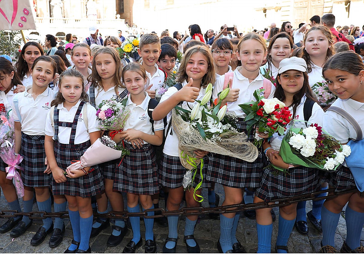 Niños participantes en la ofrenda floral del Corpus