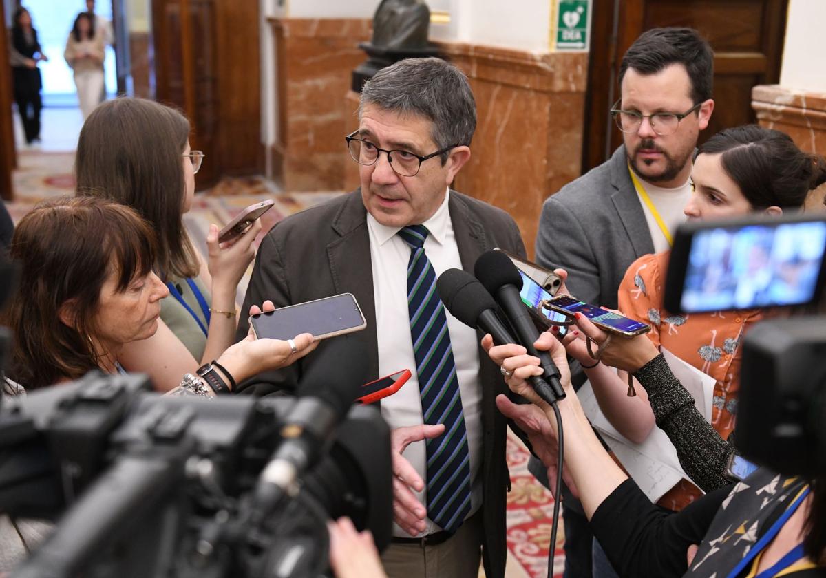 El portavoz del PSOE, Patxi López, atiende a los medios de comunicación durante una sesión plenaria