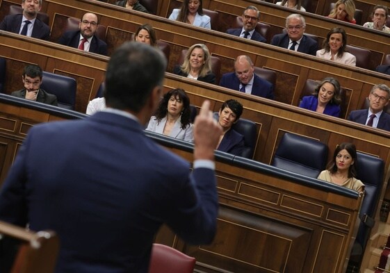 Pedro Sánchez calla sobre su mujer, ataca a la oposición y se abraza a su discurso sobre el «fango»