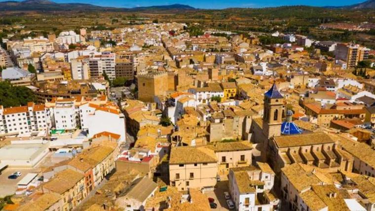 El pueblo de Valencia que vio nacer a Pablo Motos: está cerca de un volcán y tiene un casco antiguo lleno de cuevas