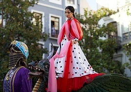 Una Tarasca «valiente y actual» pero pegada a la tradición recorre Granada en uno de los actos más esperados del Corpus