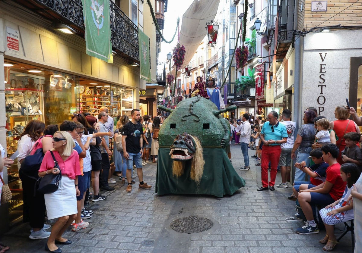 La 'Tarasca' a su paso por la calle Comercio