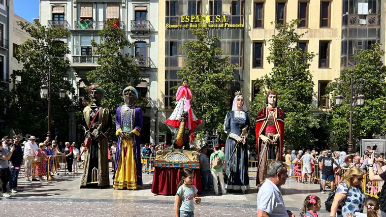 La Tarasca, en el centro con los gigantes con los que procesiona hoy en Granada