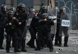 Un grupo de antidisturbios durante las protestas contra la sentencia de los encausados del 'procés' en Barcelona