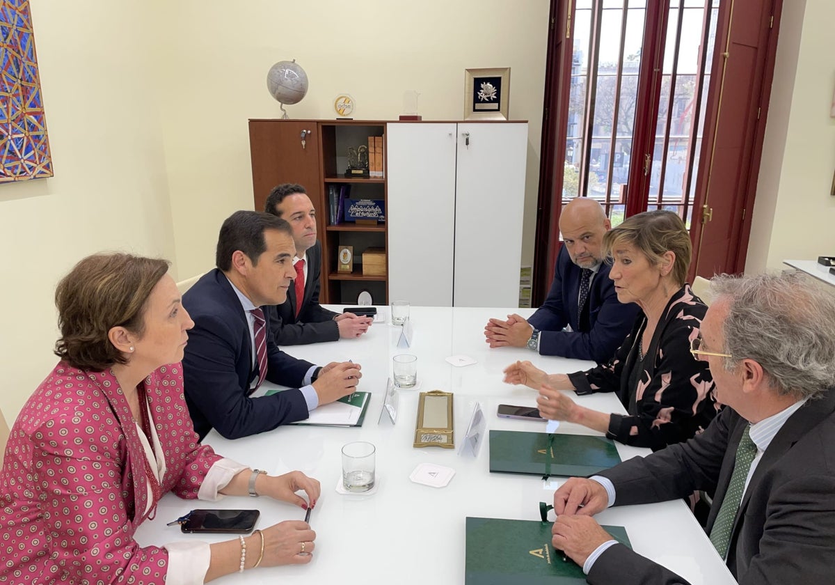 Firma del nuevo acuerdo judicial por parte del consejero José Antonio Nieto