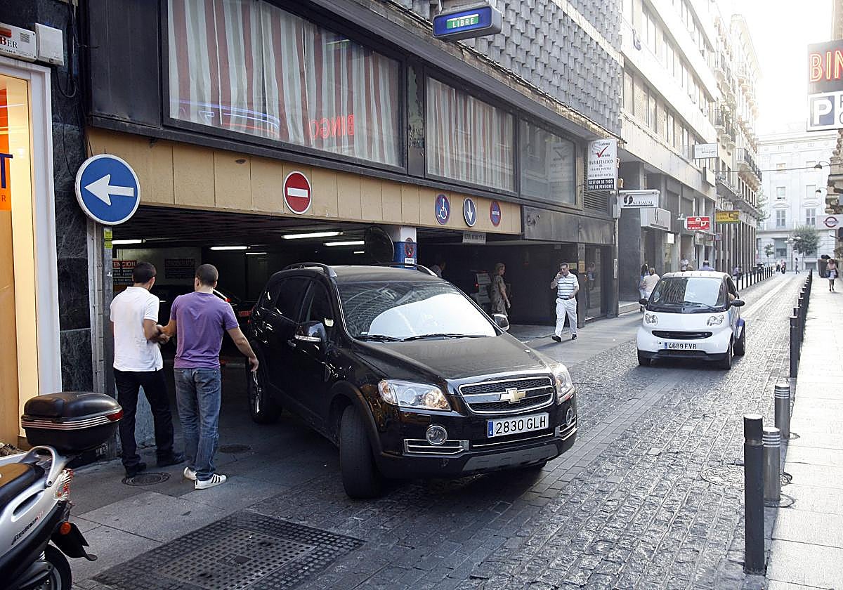 Coches en la calle Conde de Robledo del Centro de Córdoba
