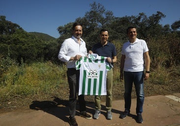 El Córdoba CF recibe el apoyo del presidente de la Junta de Andalucía, Juanma Moreno