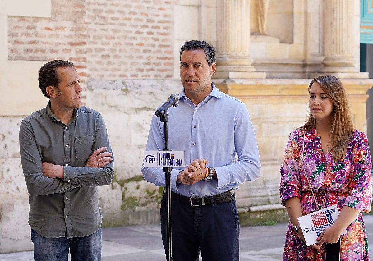 Raúl de la Hoz, entre Conrado Íscar y Noemí Rojo, este jueves en Valladolid