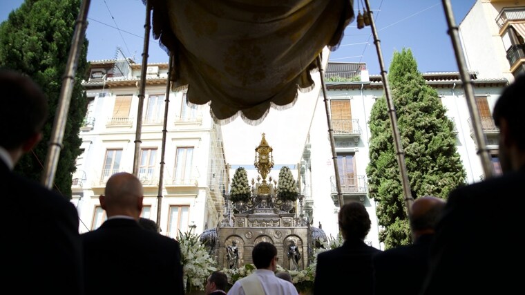 El solemne cortejo llega a la Avenida Reyes Católicos