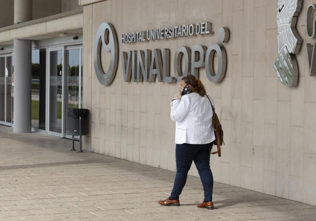 Una paciente en un acceso al Hospital del Vinalopó en Elche.