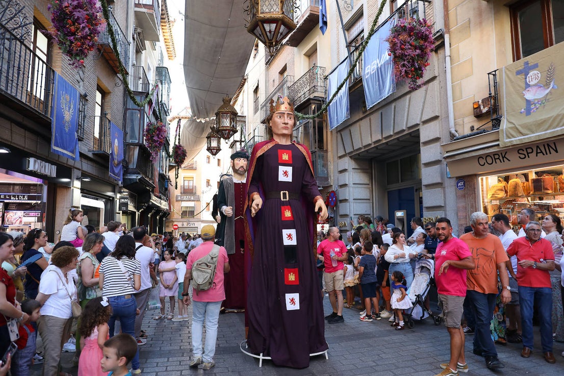 El pasacalles del Corpus llena de color e ilusión las calles de Toledo
