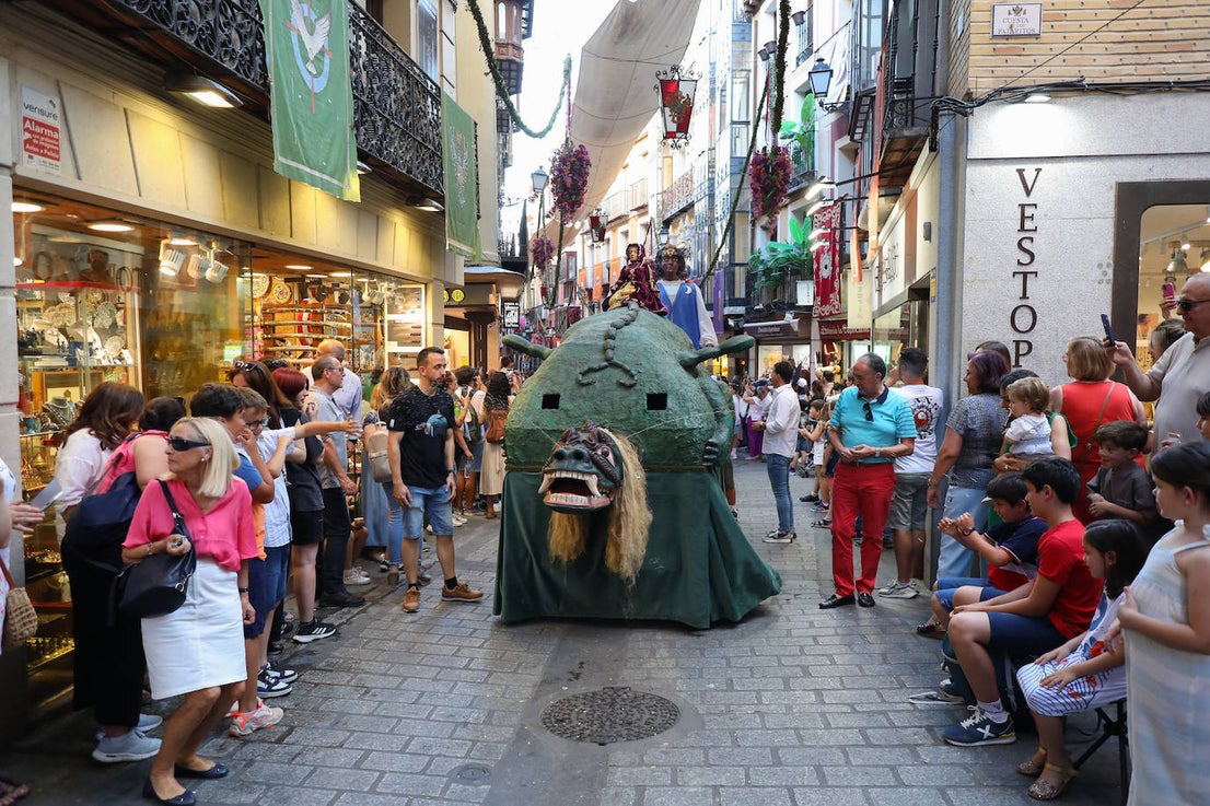 El pasacalles del Corpus llena de color e ilusión las calles de Toledo