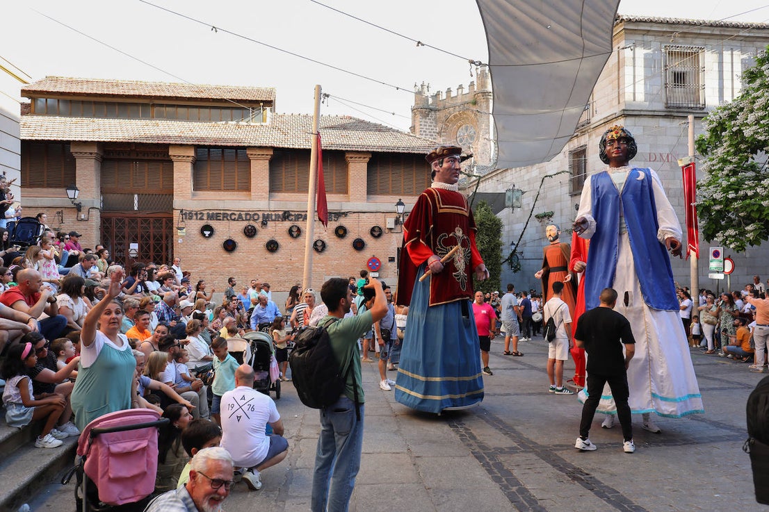El pasacalles del Corpus llena de color e ilusión las calles de Toledo
