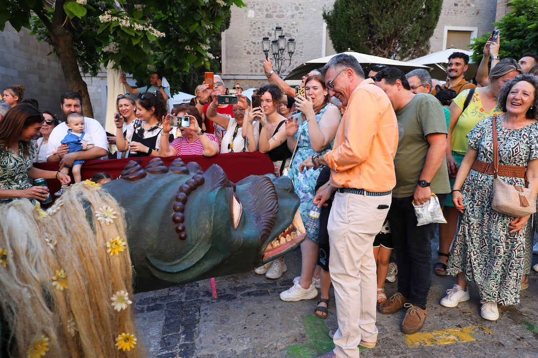 El pasacalles del Corpus llena de color e ilusión las calles de Toledo