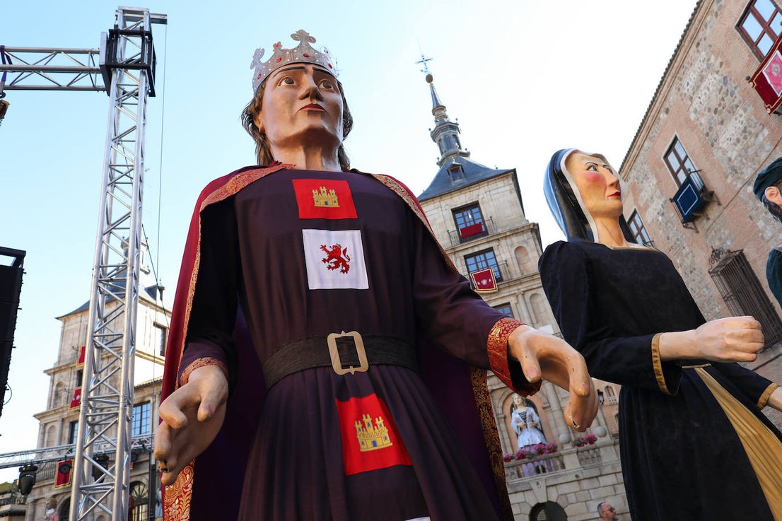 El pasacalles del Corpus llena de color e ilusión las calles de Toledo