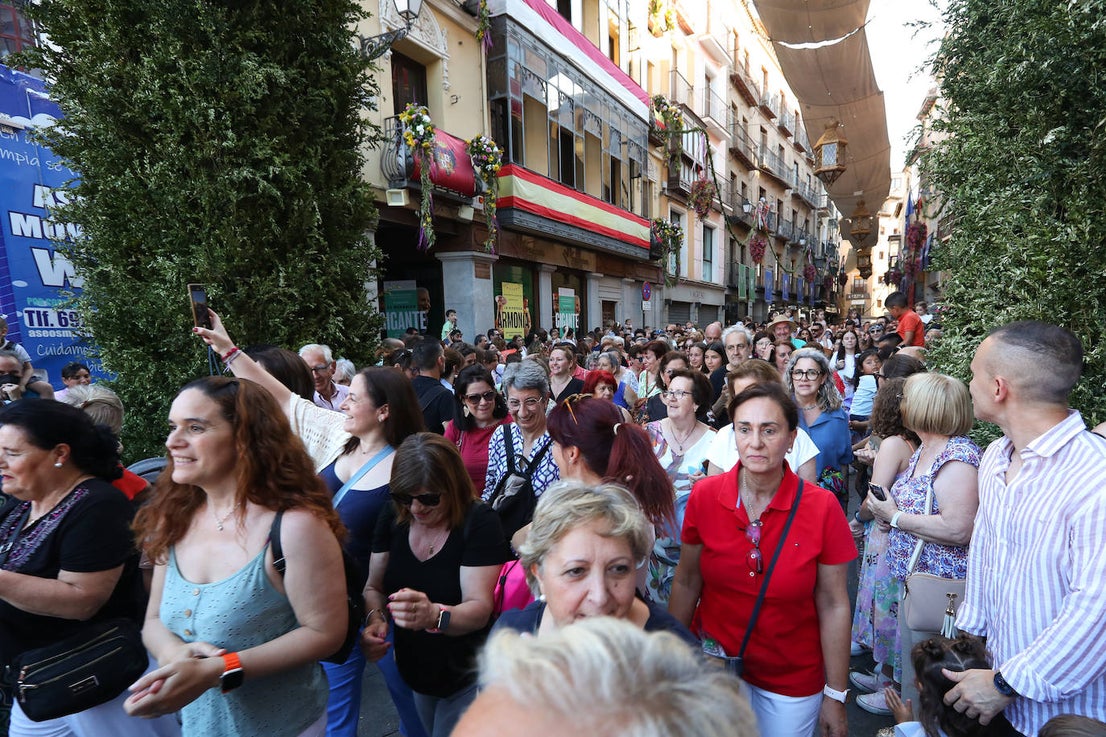 El pasacalles del Corpus llena de color e ilusión las calles de Toledo