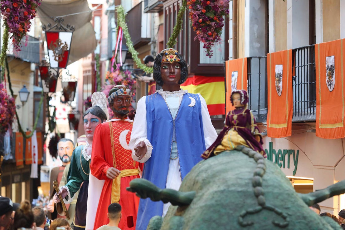El pasacalles del Corpus llena de color e ilusión las calles de Toledo