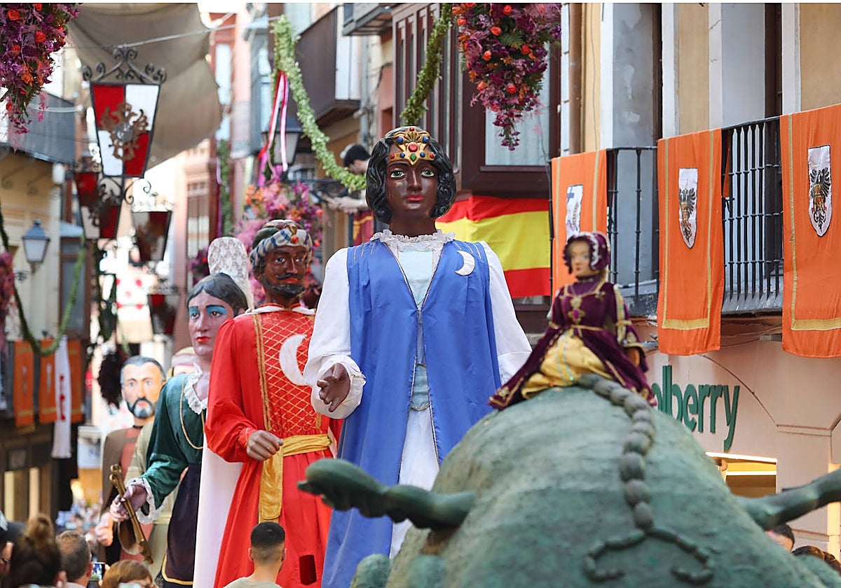 El pasacalles del Corpus llena de color e ilusión las calles de Toledo