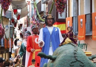 El pasacalles del Corpus llena de color e ilusión las calles de Toledo