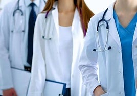 Andalucía ofrece contratos de 'larga duración' a los médicos MIR para que atiendan zonas de difícil cobertura