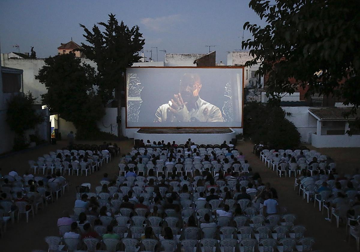 Proyección de una película en el cine de verano Delicias